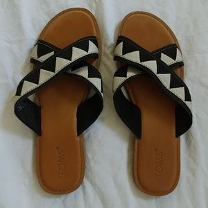 TOMS geometric print slides 10